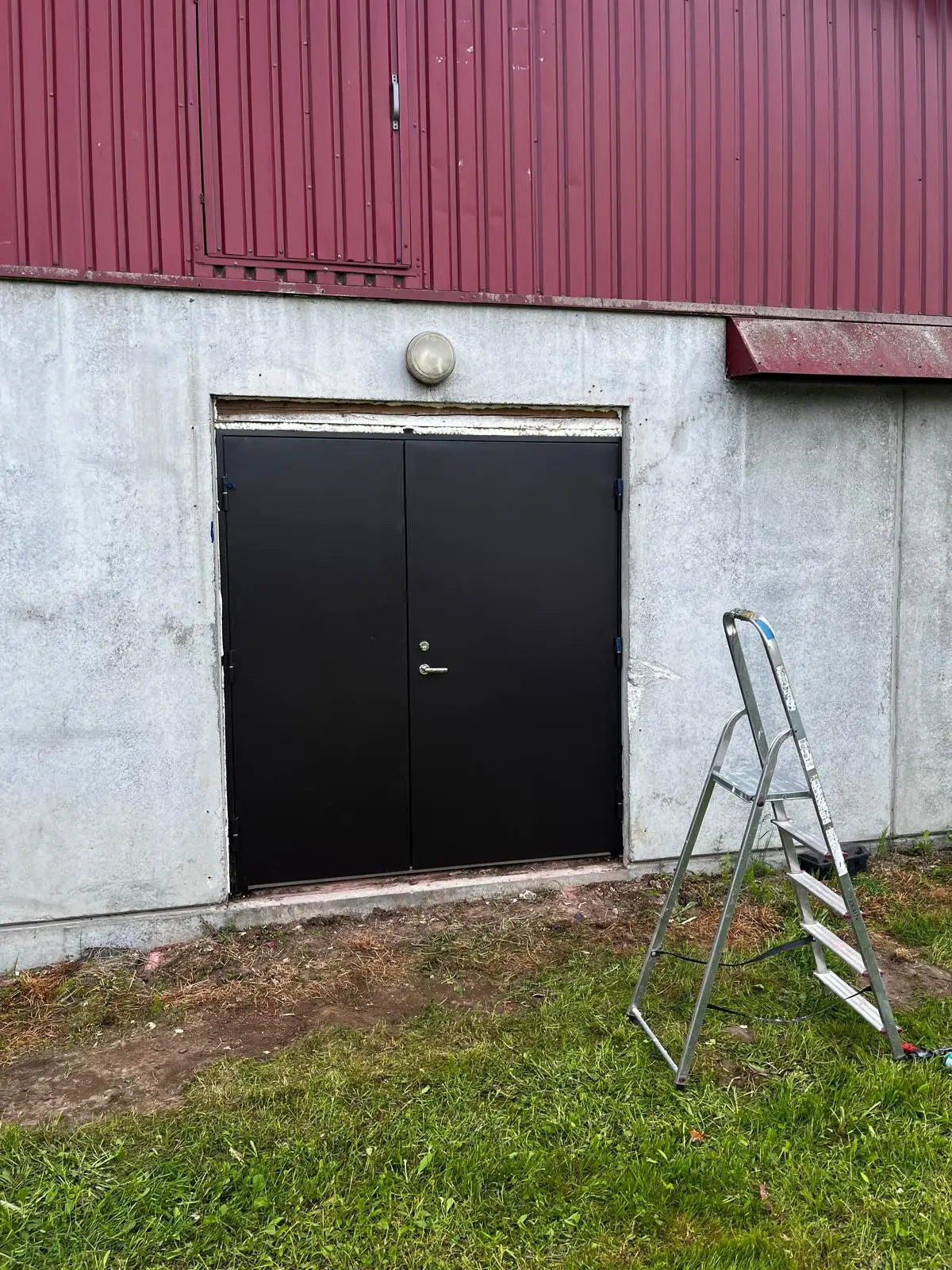 Uus must kahepoolne terasuks farmihoone betoonseinas