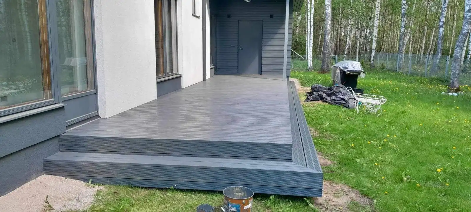 Hallist komposiitlauast terrass astmetega maja ümber
