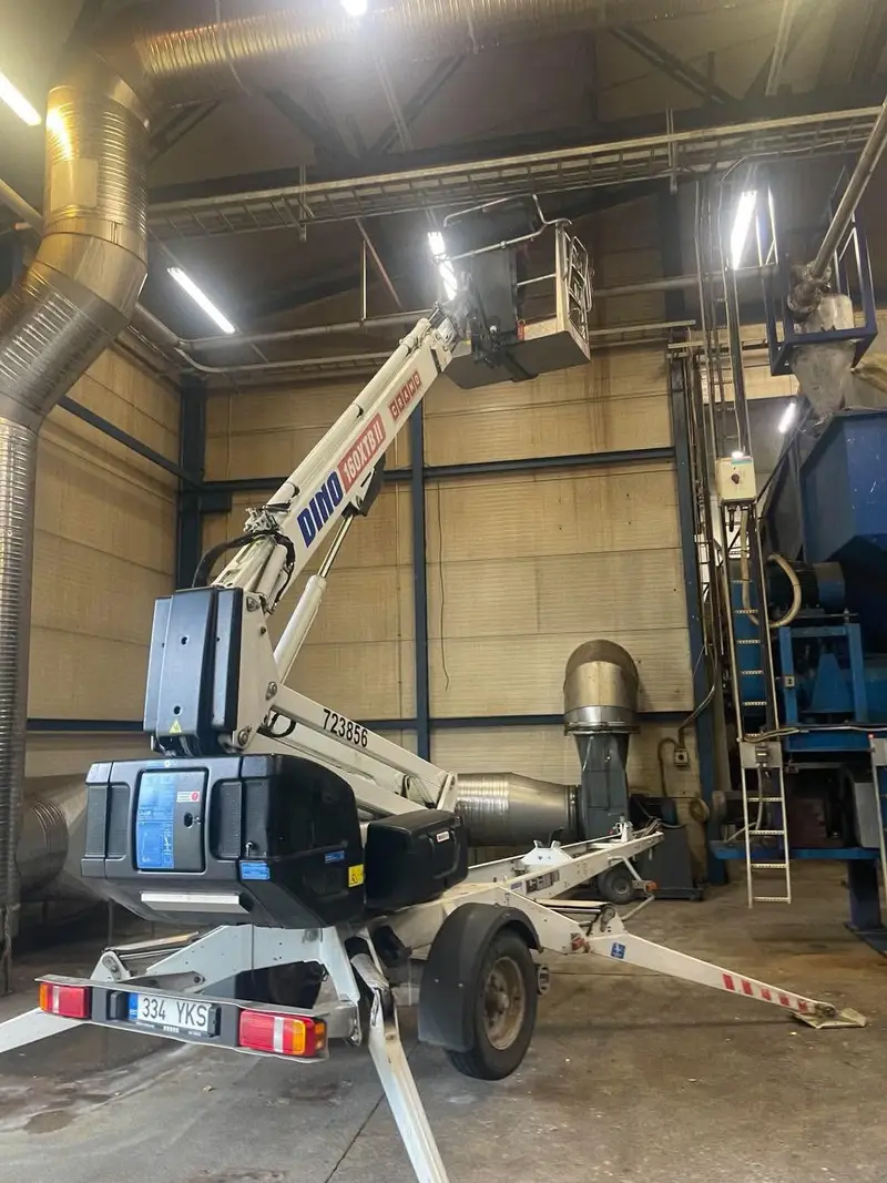 Korvtõstuk tööstushallis ventilatsioonitorustiku juures
