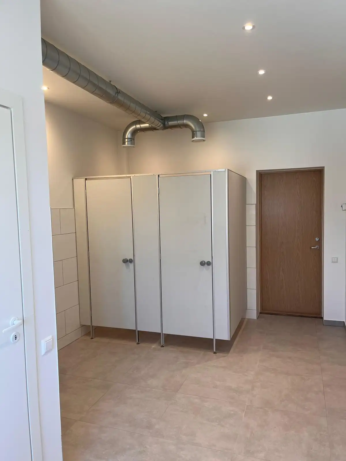 Uued WC-kabiinid ja ventilatsioonitorustik olmeruumis