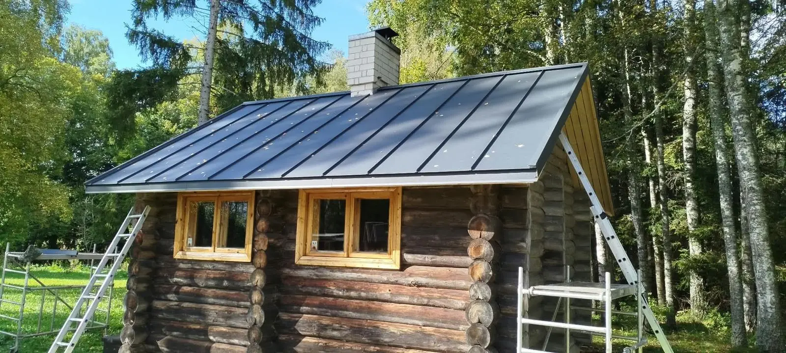 Palksauna valmis tumehall valtsplekk-katus räästaplekiga