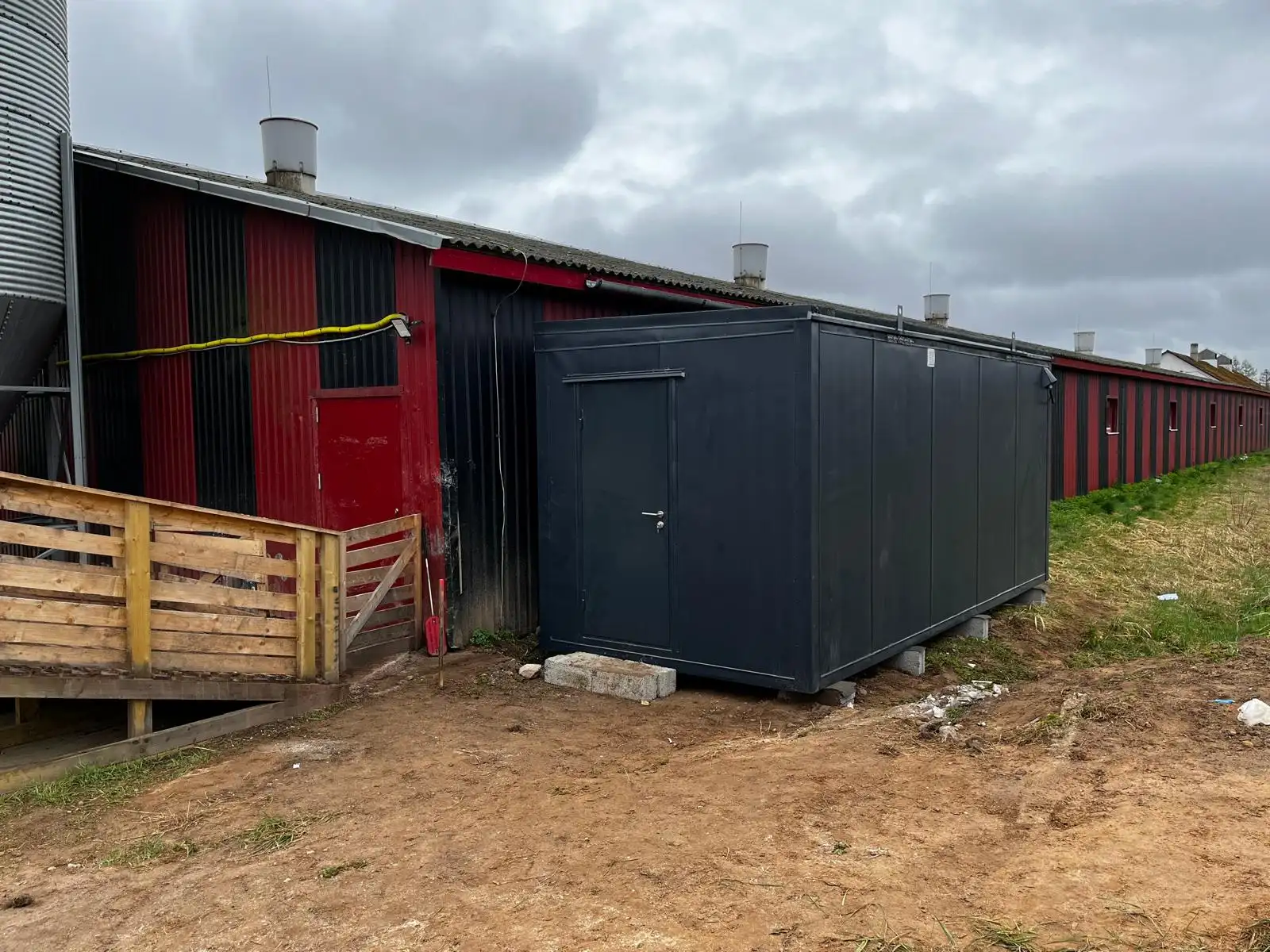 Tumehall soojak paigaldatud farmihoone külje alla