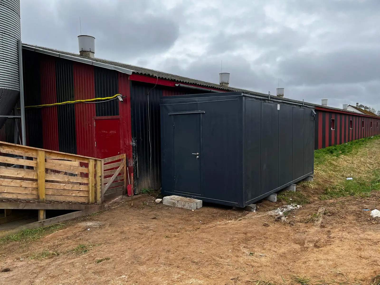 Tumehall soojak paigaldatud farmihoone külje alla