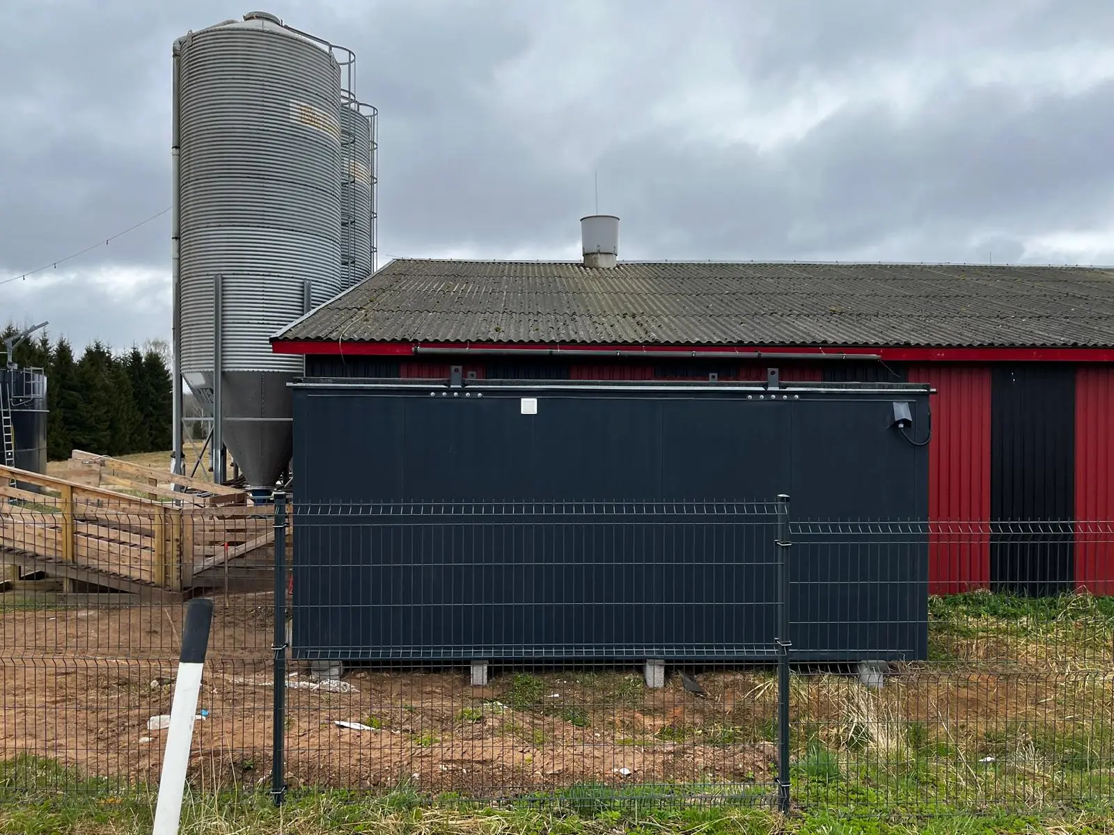 Soojak farmihoone ja söödasilo vahel