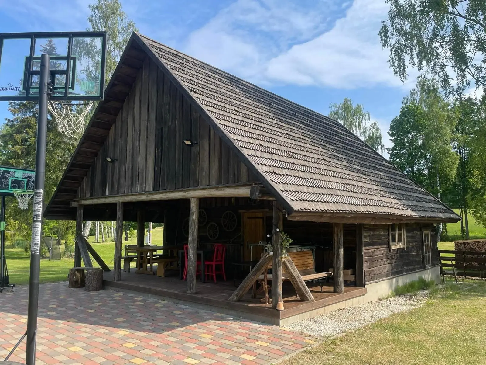 Taastatud ait laastukatuse ja avatud terrassiga