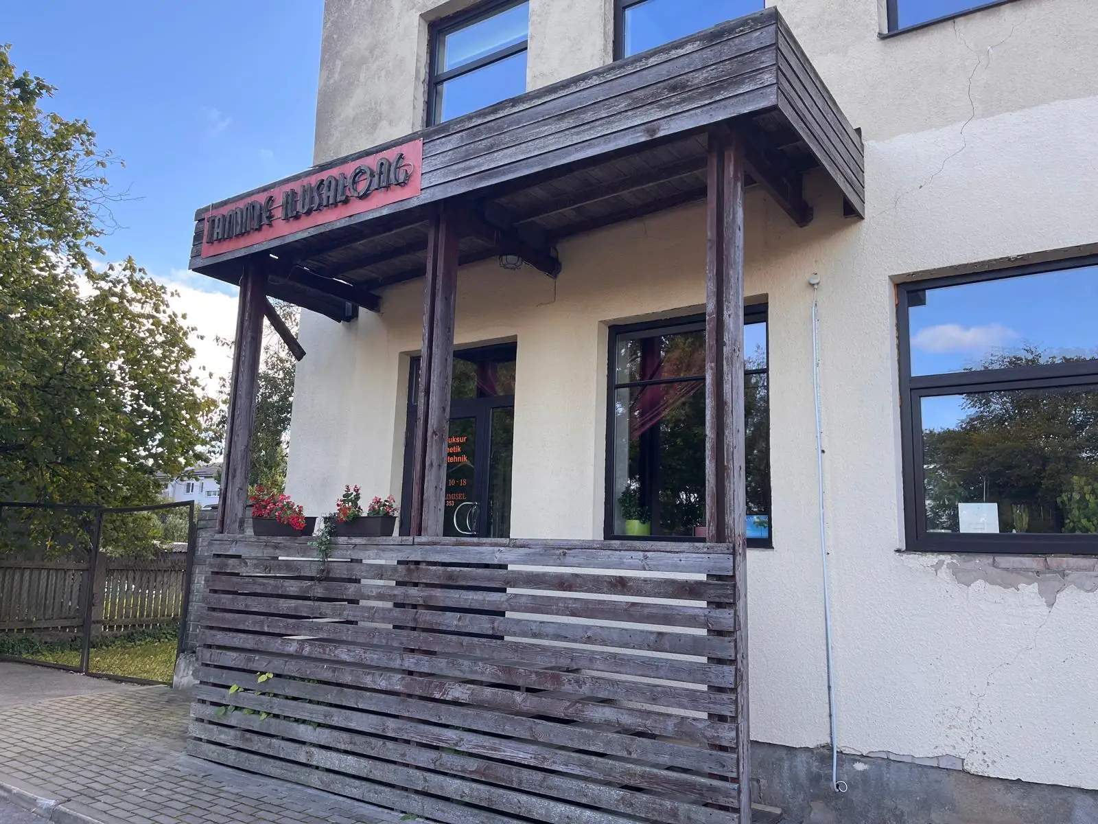 Vana varjualune enne remonti — pleekinud ja kulunud puitlaudis