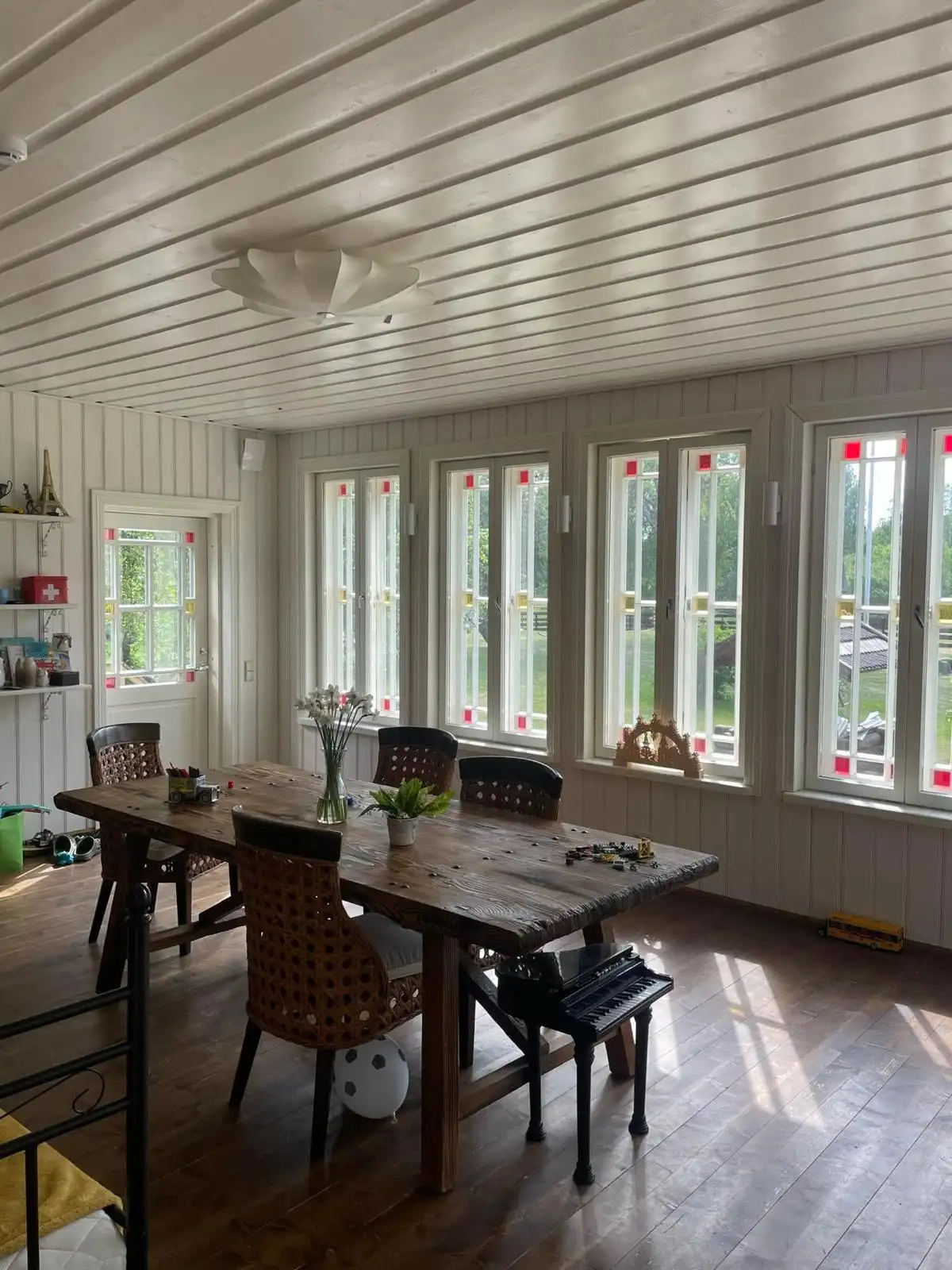 Valmis klaasitud veranda valge voodrilaua ja ruudujaotusega akendega